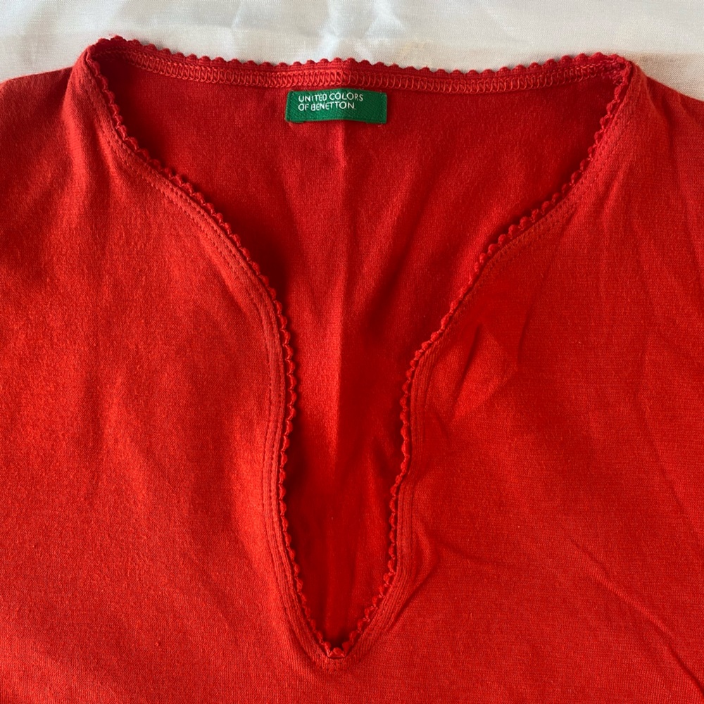 United colors of Benetton Red top V-neck one size Excellent condition Used